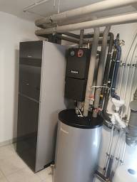 Wärmepumpe WLW196 Inneneinheit mit einem intigriertem 190ltr Schichtladespeicher und einem nebenstehenden 120ltr Pufferspeicher &nbsp;&copy;&nbsp;Warn Sanitär- u. Heizungsbau GmbH